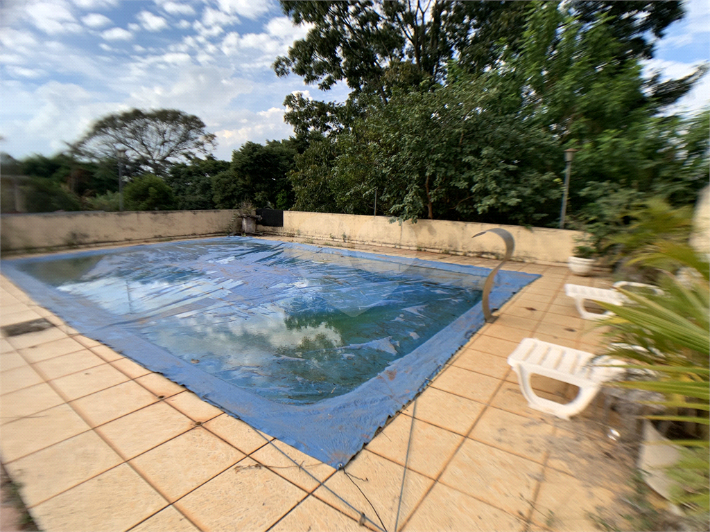 Chácara com 3.060 metros quadrados, com uma casa de 220 m², com 4 dormitórios.