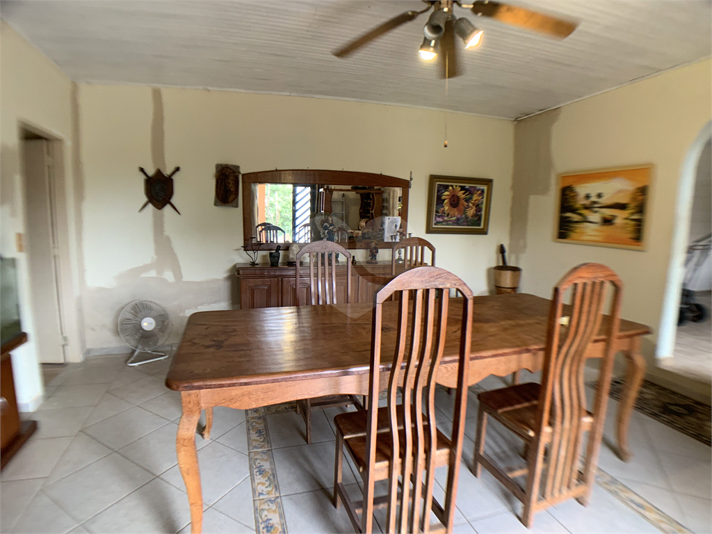 Chácara com 3.060 metros quadrados, com uma casa de 220 m², com 4 dormitórios.