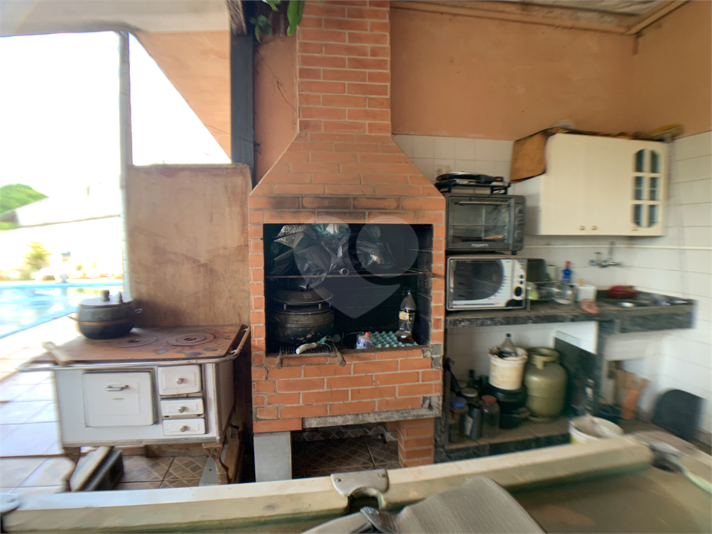 Chácara com 3.060 metros quadrados, com uma casa de 220 m², com 4 dormitórios.