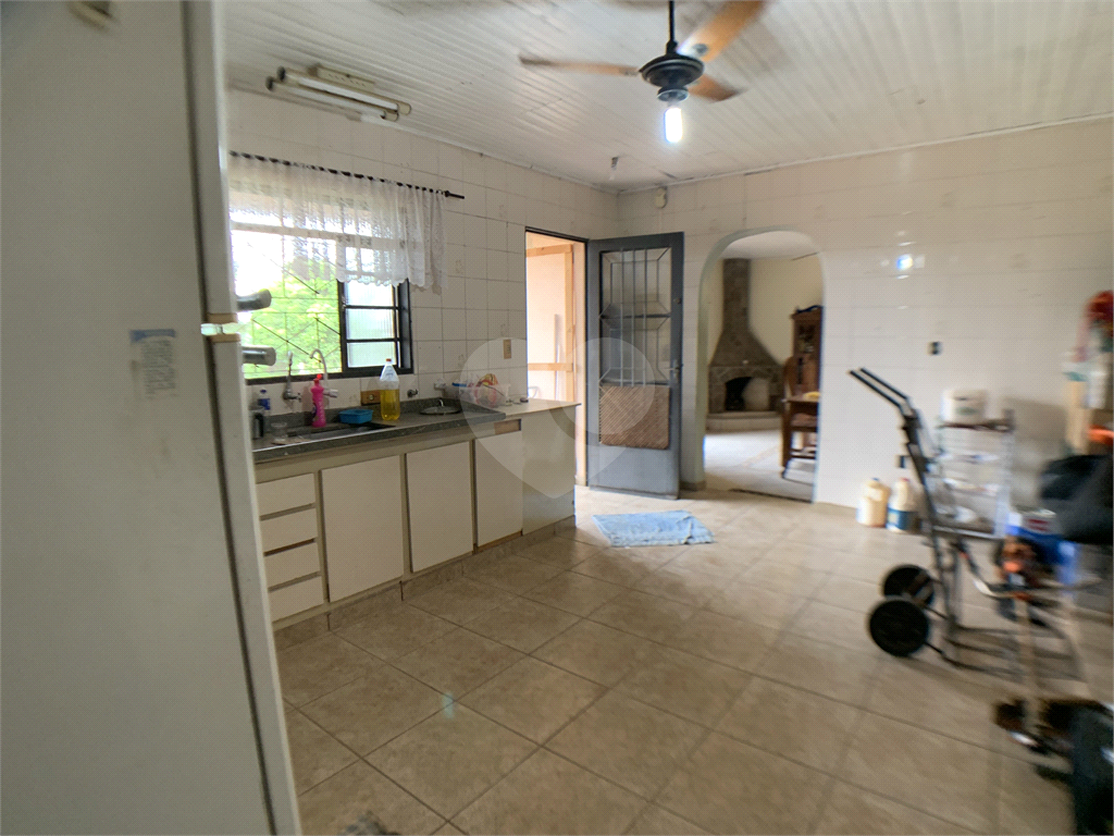 Chácara com 3.060 metros quadrados, com uma casa de 220 m², com 4 dormitórios.