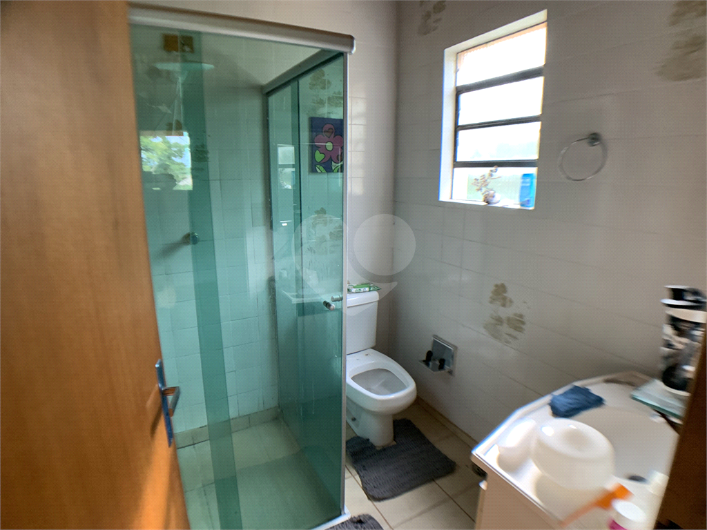 Chácara com 3.060 metros quadrados, com uma casa de 220 m², com 4 dormitórios.