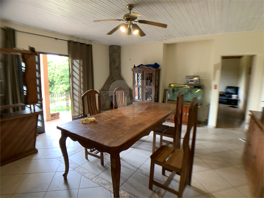 Chácara com 3.060 metros quadrados, com uma casa de 220 m², com 4 dormitórios.