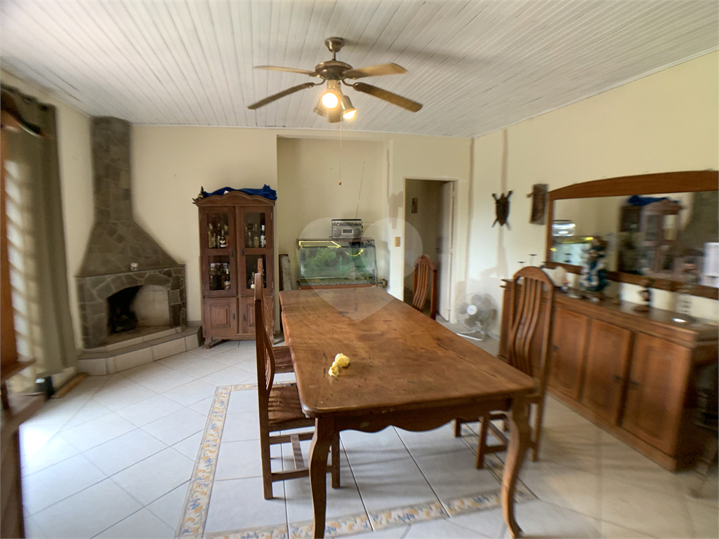 Chácara com 3.060 metros quadrados, com uma casa de 220 m², com 4 dormitórios.