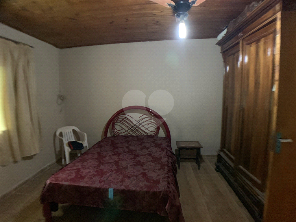 Chácara com 3.060 metros quadrados, com uma casa de 220 m², com 4 dormitórios.