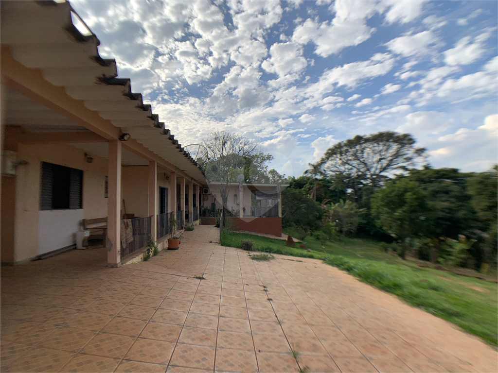 Chácara com 3.060 metros quadrados, com uma casa de 220 m², com 4 dormitórios.