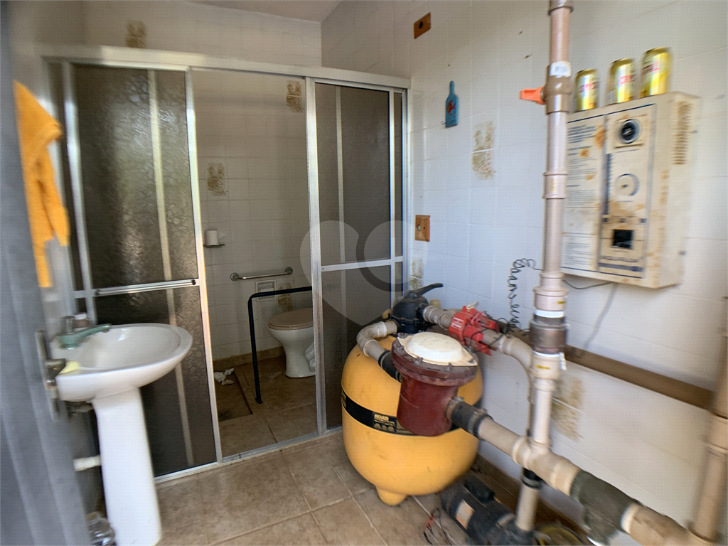 Chácara com 3.060 metros quadrados, com uma casa de 220 m², com 4 dormitórios.