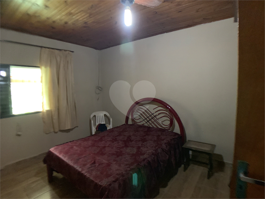 Chácara com 3.060 metros quadrados, com uma casa de 220 m², com 4 dormitórios.