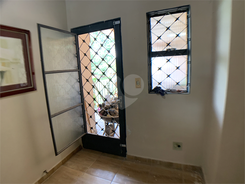 Chácara com 3.060 metros quadrados, com uma casa de 220 m², com 4 dormitórios.