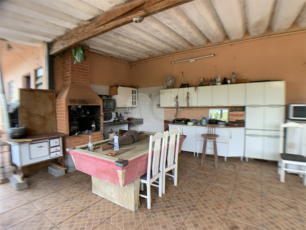 Chácara com 3.060 metros quadrados, com uma casa de 220 m², com 4 dormitórios.