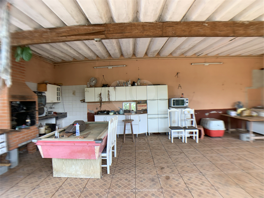 Chácara com 3.060 metros quadrados, com uma casa de 220 m², com 4 dormitórios.