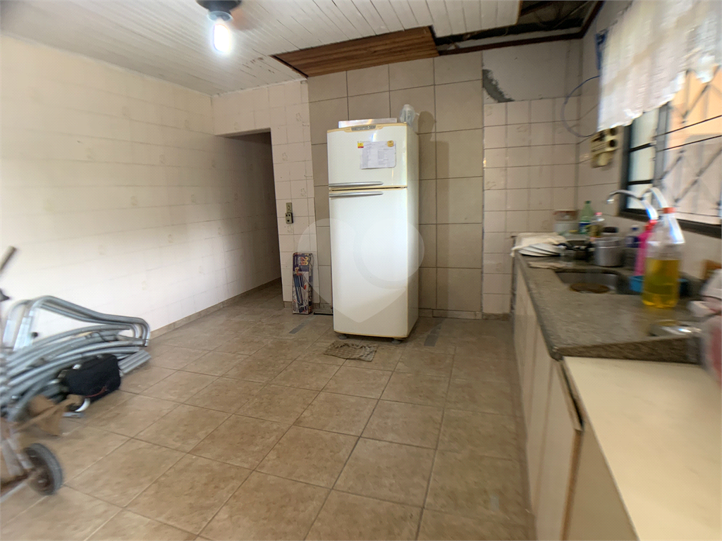 Chácara com 3.060 metros quadrados, com uma casa de 220 m², com 4 dormitórios.