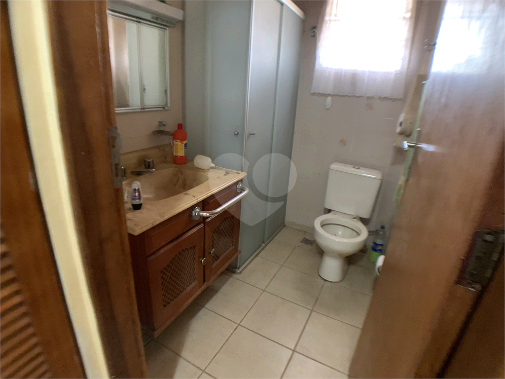 Chácara com 3.060 metros quadrados, com uma casa de 220 m², com 4 dormitórios.