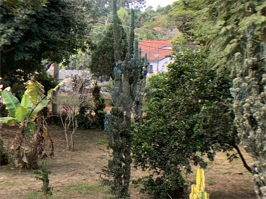 Chácara com 3.060 metros quadrados, com uma casa de 220 m², com 4 dormitórios.