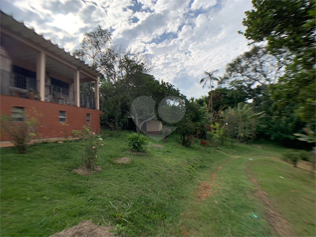 Chácara com 3.060 metros quadrados, com uma casa de 220 m², com 4 dormitórios.