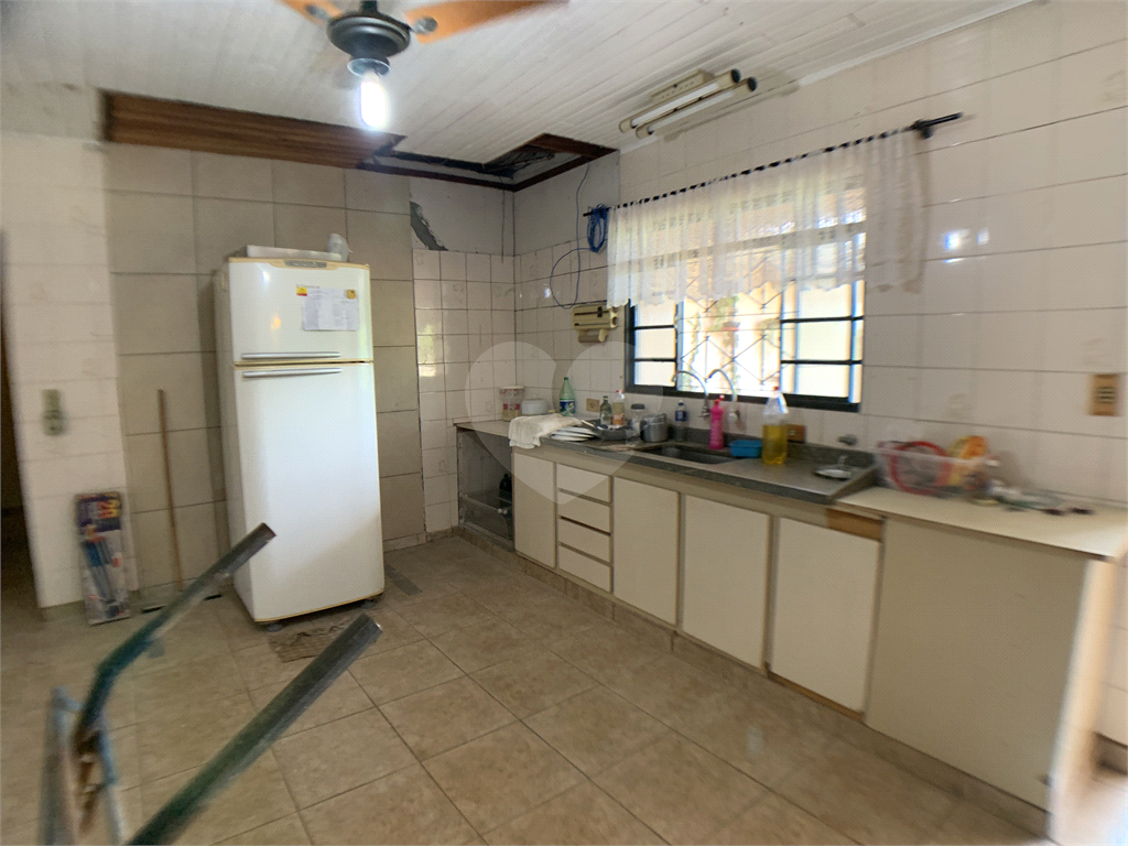 Chácara com 3.060 metros quadrados, com uma casa de 220 m², com 4 dormitórios.