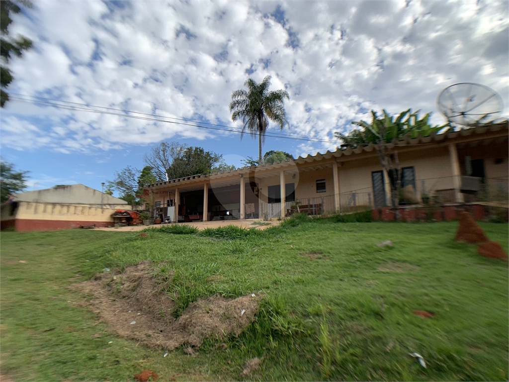 Chácara com 3.060 metros quadrados, com uma casa de 220 m², com 4 dormitórios.