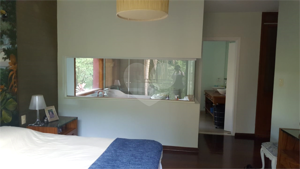 Casa de Vila Residencial com 4 dormitórios e 4 suítes na melhor localização de Embu das Artes.