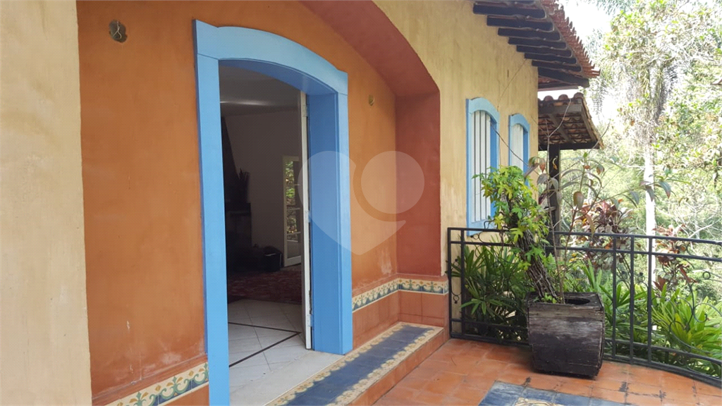 Casa de Vila Residencial com 4 dormitórios e 4 suítes na melhor localização de Embu das Artes.