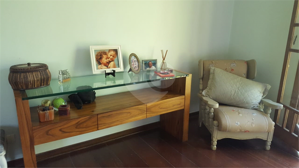 Casa de Vila Residencial com 4 dormitórios e 4 suítes na melhor localização de Embu das Artes.