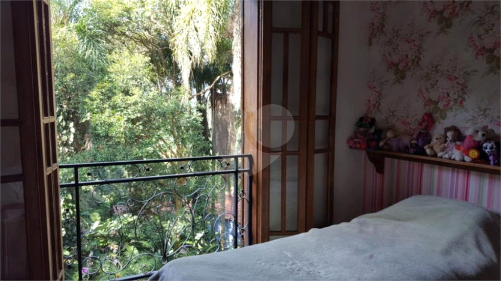 Casa de Vila Residencial com 4 dormitórios e 4 suítes na melhor localização de Embu das Artes.
