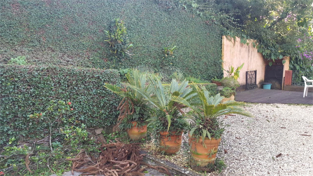 Casa de Vila Residencial com 4 dormitórios e 4 suítes na melhor localização de Embu das Artes.