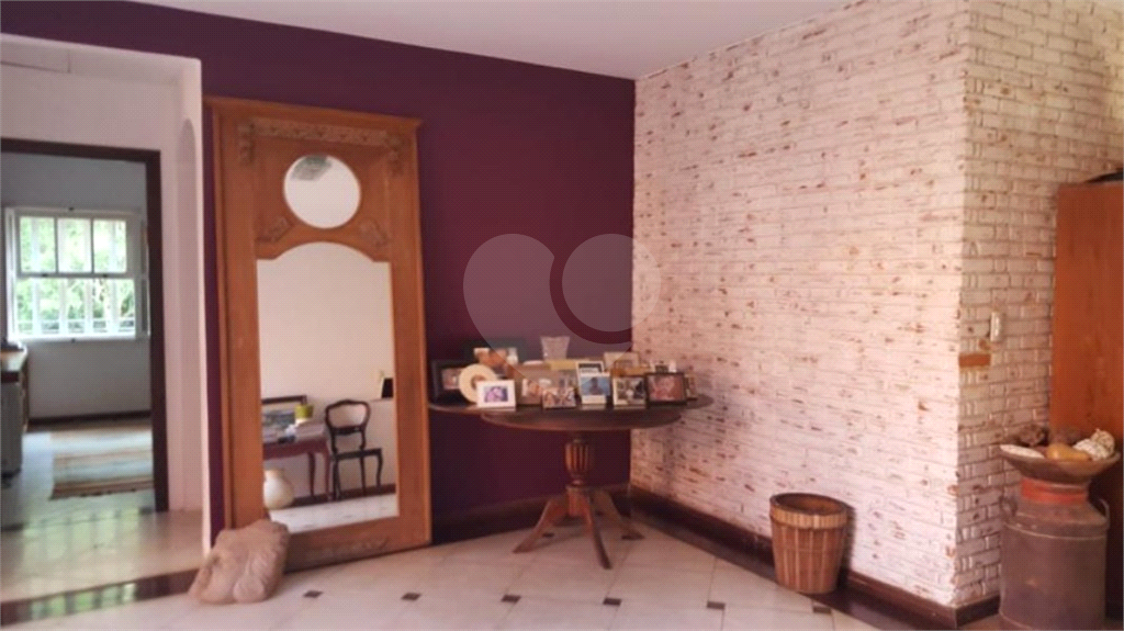 Casa de Vila Residencial com 4 dormitórios e 4 suítes na melhor localização de Embu das Artes.