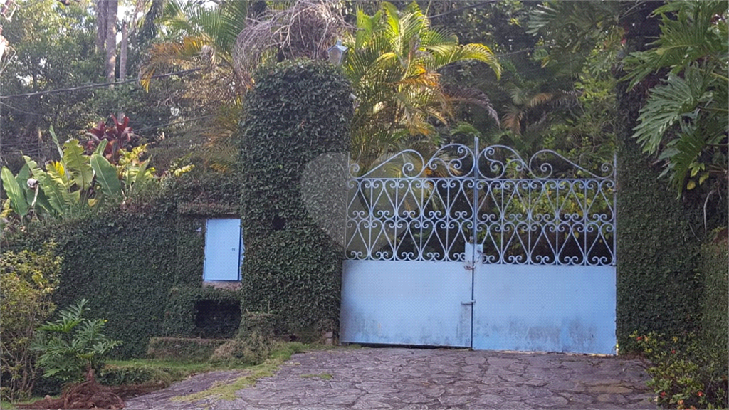 Casa de Vila Residencial com 4 dormitórios e 4 suítes na melhor localização de Embu das Artes.