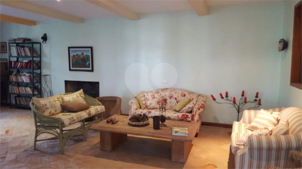 Casa de Vila Residencial com 4 dormitórios e 4 suítes na melhor localização de Embu das Artes.