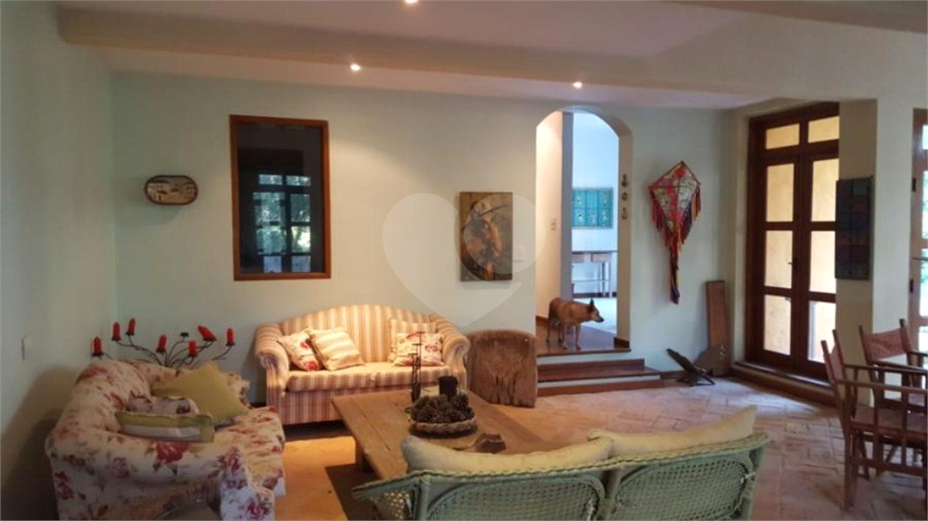 Casa de Vila Residencial com 4 dormitórios e 4 suítes na melhor localização de Embu das Artes.