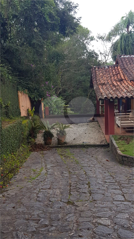 Casa de Vila Residencial com 4 dormitórios e 4 suítes na melhor localização de Embu das Artes.