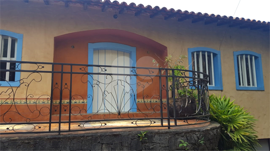 Casa de Vila Residencial com 4 dormitórios e 4 suítes na melhor localização de Embu das Artes.