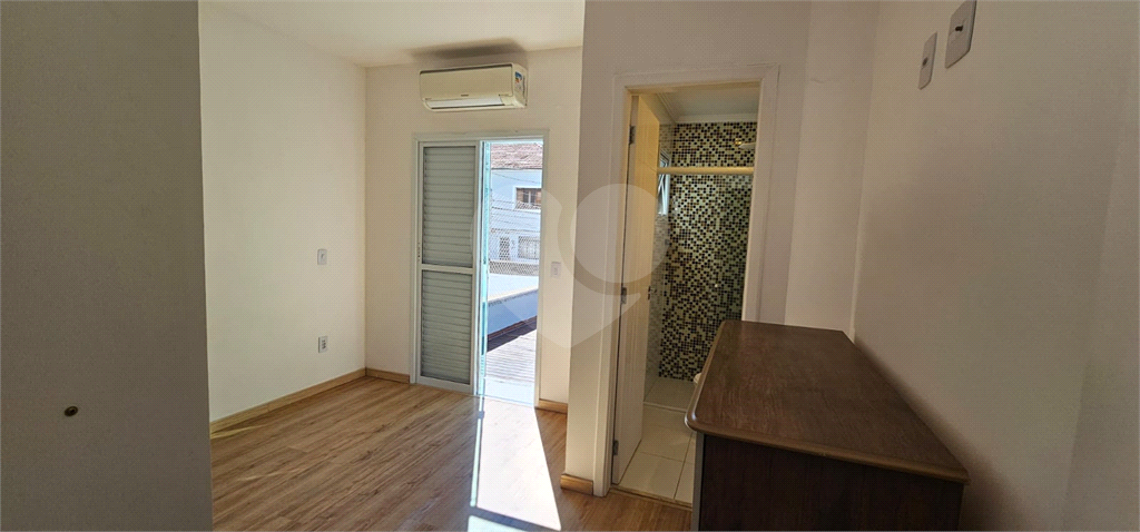 Sobrado Moderno com 2 Quartos(Suítes),1 deles com Deck e Ofurô, Sala 2 ambientes, 2 Vagas-Santana-Sp