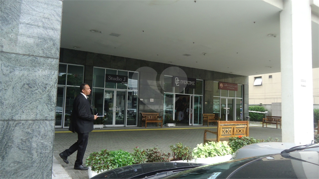 Sala Comercial Impecável a 150 metros do Metrô Tietê – Com 02 Vagas de Garagem!