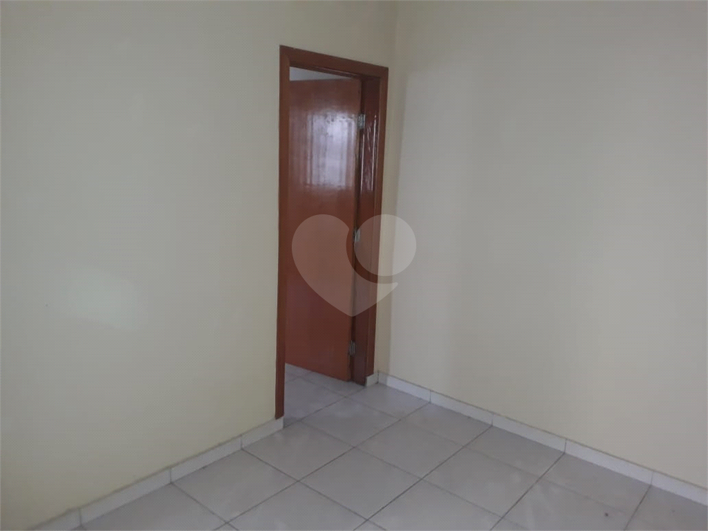Casa térrea com  terreno de 10x25 com 3 casas no mesmo terreno ideal para renda aceita permuta!