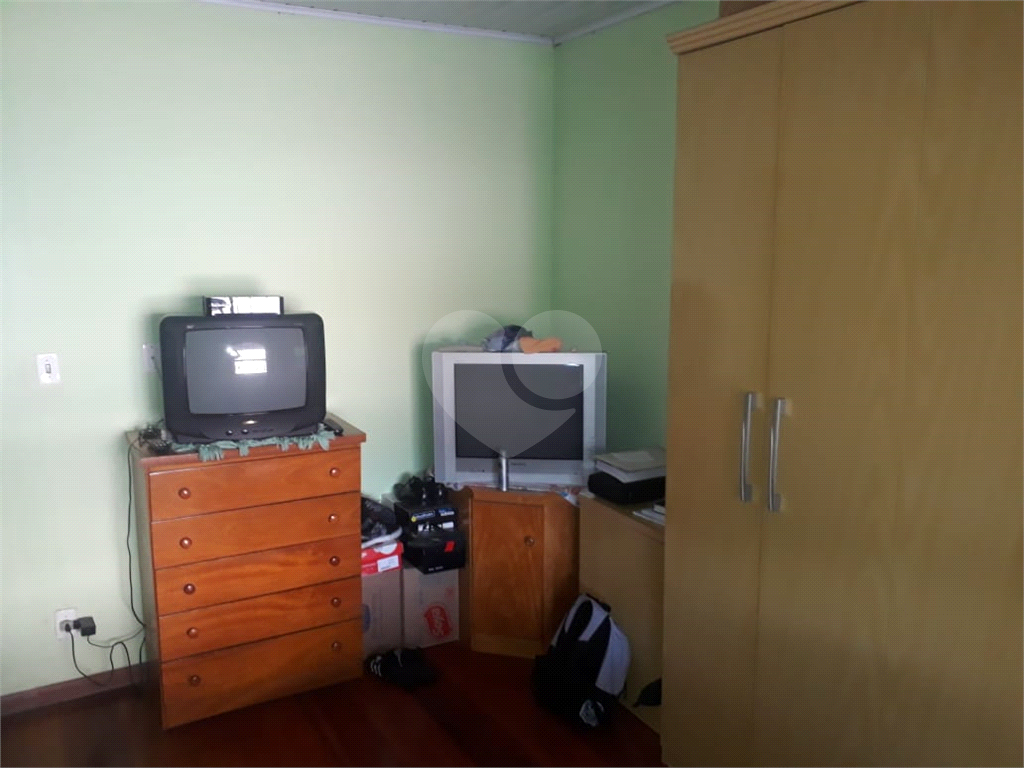 Casa térrea com  terreno de 10x25 com 3 casas no mesmo terreno ideal para renda aceita permuta!
