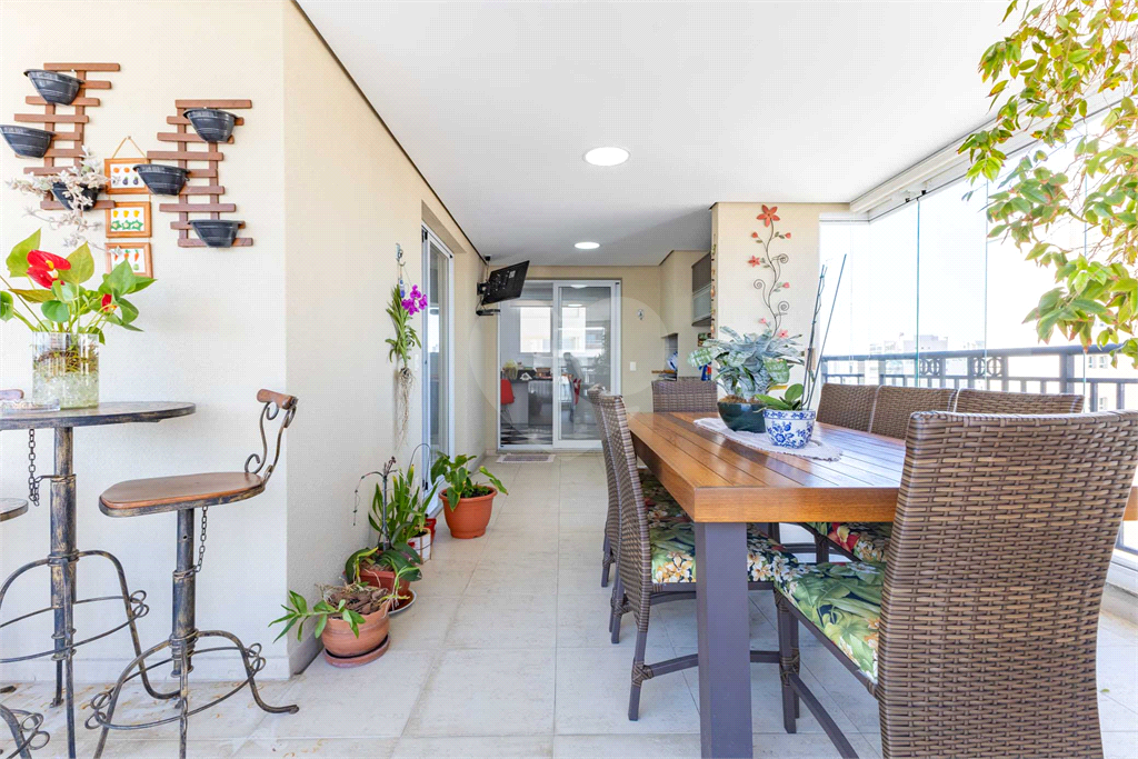 Imóvel de 223m² 3 suítes, sala ampliada com varanda gourmet com lavabo 3 vagas em condomínio clube Vila Romana