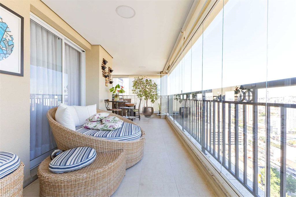 Imóvel de 223m² 3 suítes, sala ampliada com varanda gourmet com lavabo 3 vagas em condomínio clube Vila Romana
