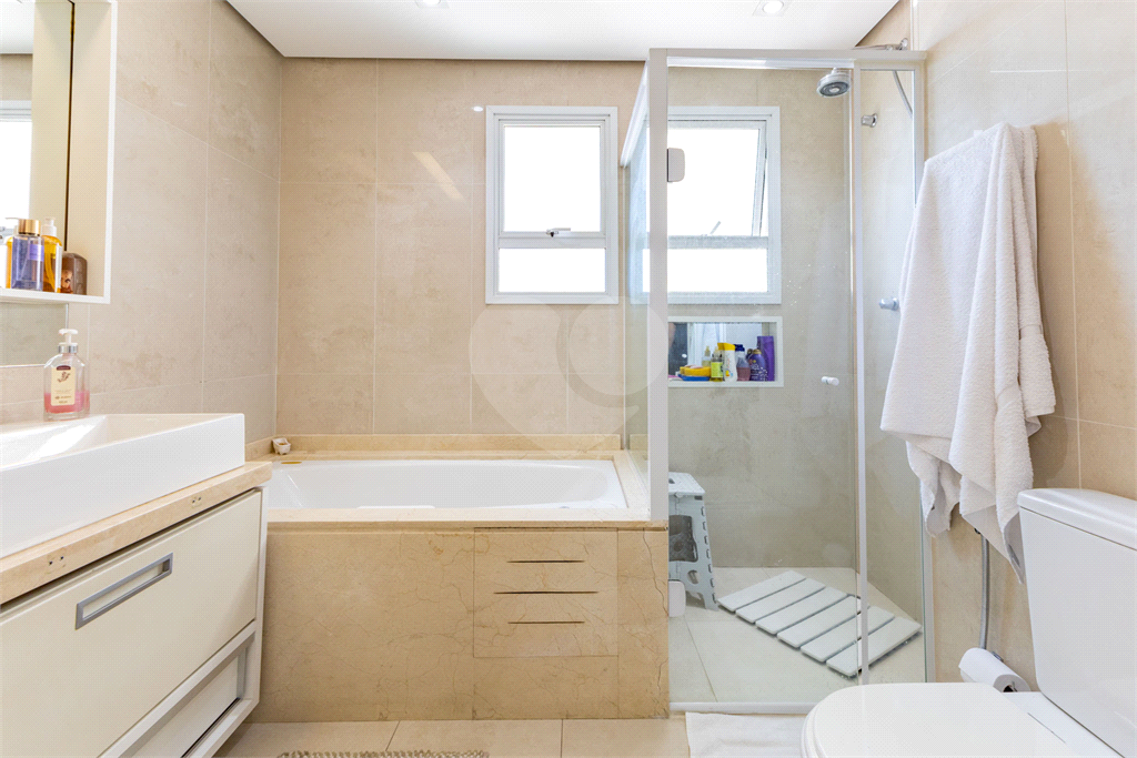 Imóvel de 223m² 3 suítes, sala ampliada com varanda gourmet com lavabo 3 vagas em condomínio clube Vila Romana