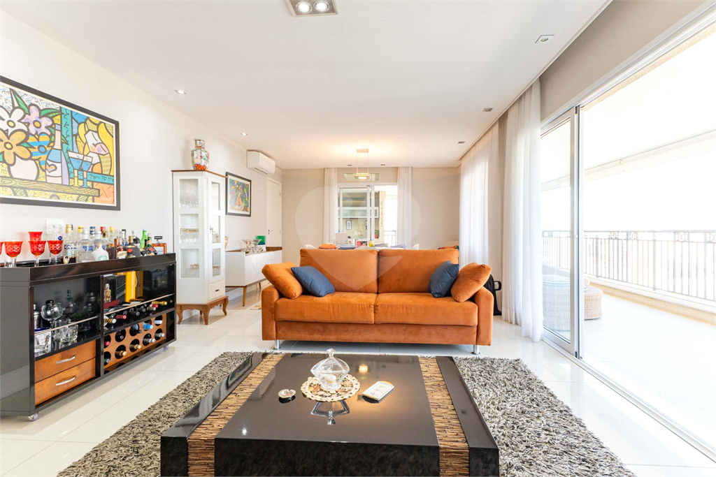 Imóvel de 223m² 3 suítes, sala ampliada com varanda gourmet com lavabo 3 vagas em condomínio clube Vila Romana