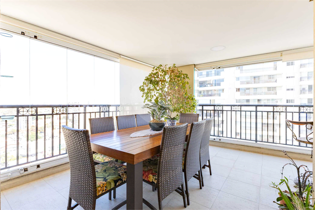 Imóvel de 223m² 3 suítes, sala ampliada com varanda gourmet com lavabo 3 vagas em condomínio clube Vila Romana