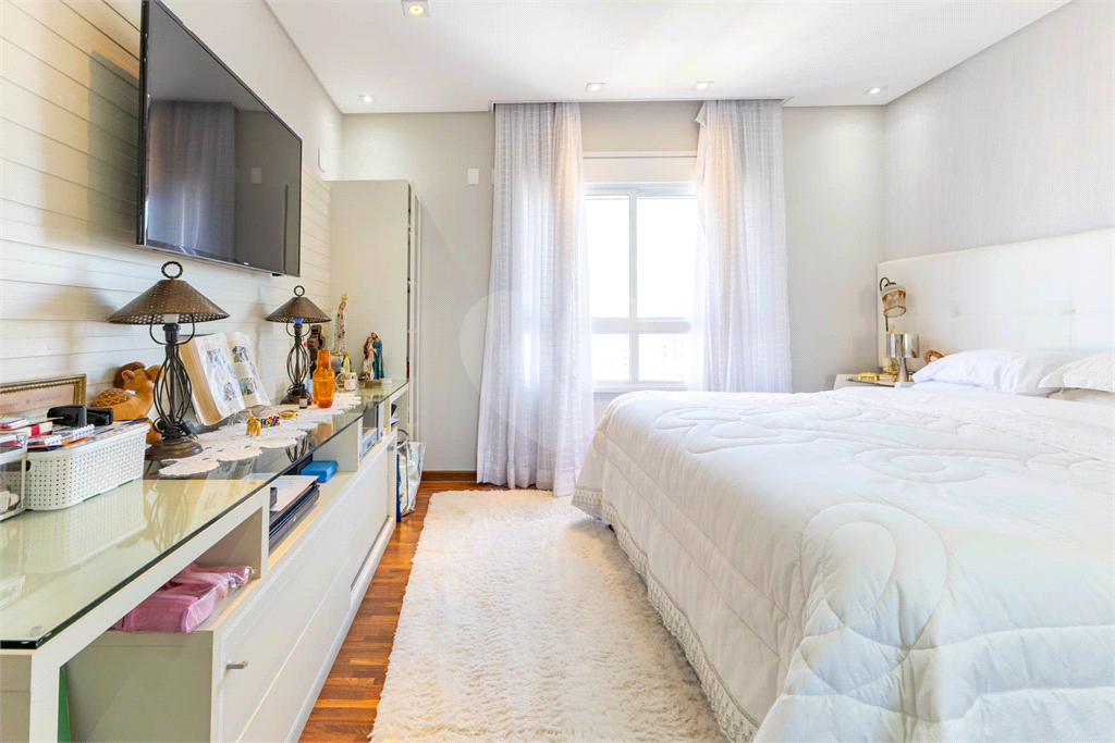 Imóvel de 223m² 3 suítes, sala ampliada com varanda gourmet com lavabo 3 vagas em condomínio clube Vila Romana