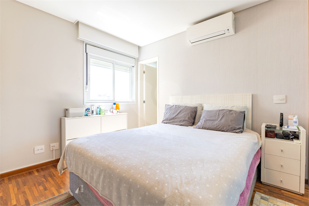 Imóvel de 223m² 3 suítes, sala ampliada com varanda gourmet com lavabo 3 vagas em condomínio clube Vila Romana
