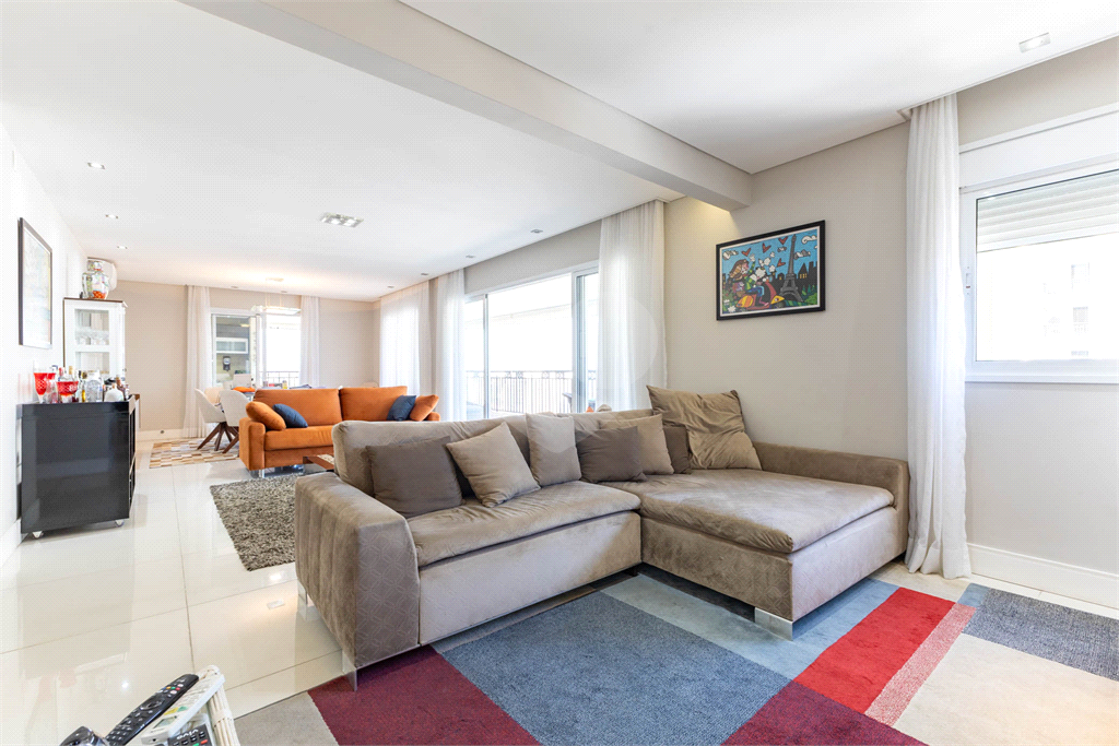 Imóvel de 223m² 3 suítes, sala ampliada com varanda gourmet com lavabo 3 vagas em condomínio clube Vila Romana