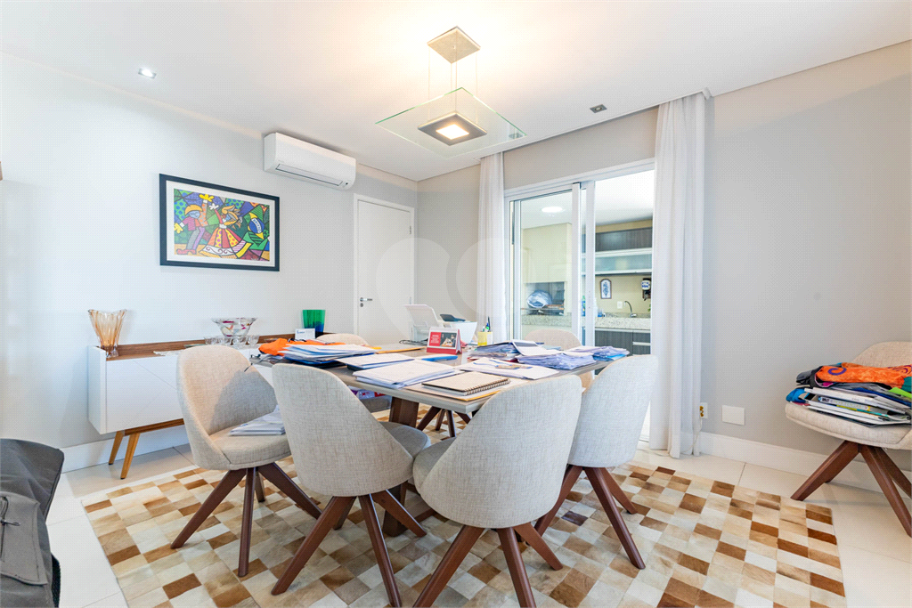 Imóvel de 223m² 3 suítes, sala ampliada com varanda gourmet com lavabo 3 vagas em condomínio clube Vila Romana