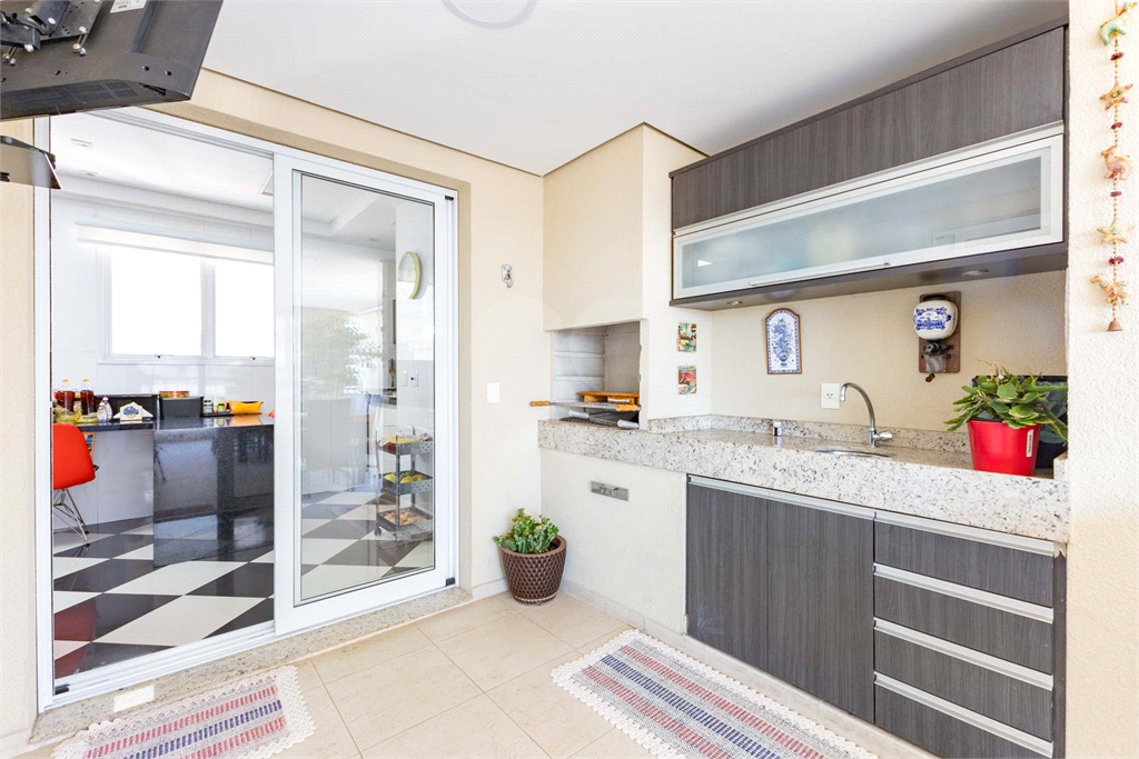 Imóvel de 223m² 3 suítes, sala ampliada com varanda gourmet com lavabo 3 vagas em condomínio clube Vila Romana