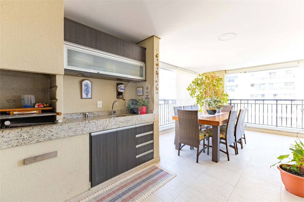 Imóvel de 223m² 3 suítes, sala ampliada com varanda gourmet com lavabo 3 vagas em condomínio clube Vila Romana