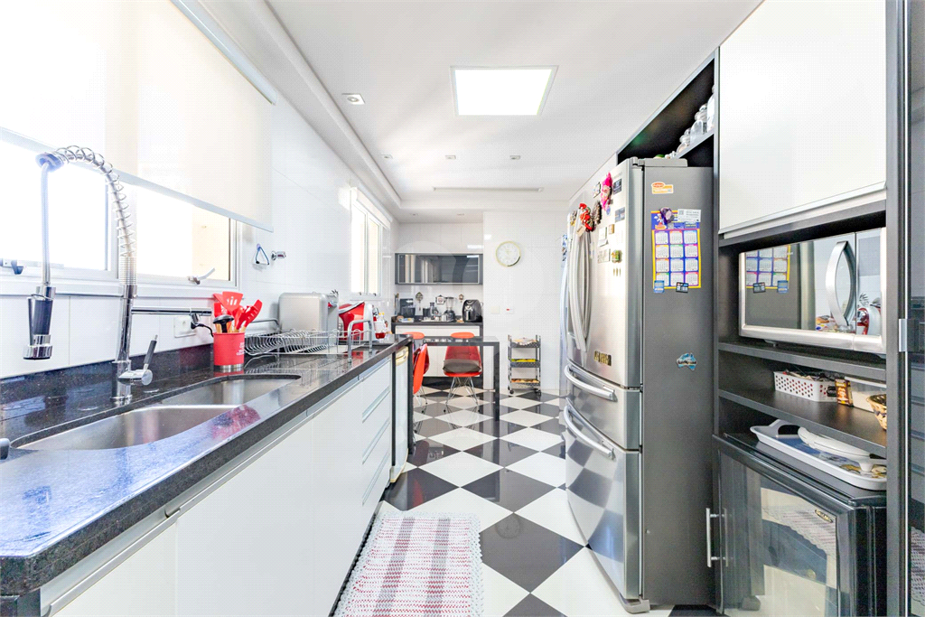 Imóvel de 223m² 3 suítes, sala ampliada com varanda gourmet com lavabo 3 vagas em condomínio clube Vila Romana