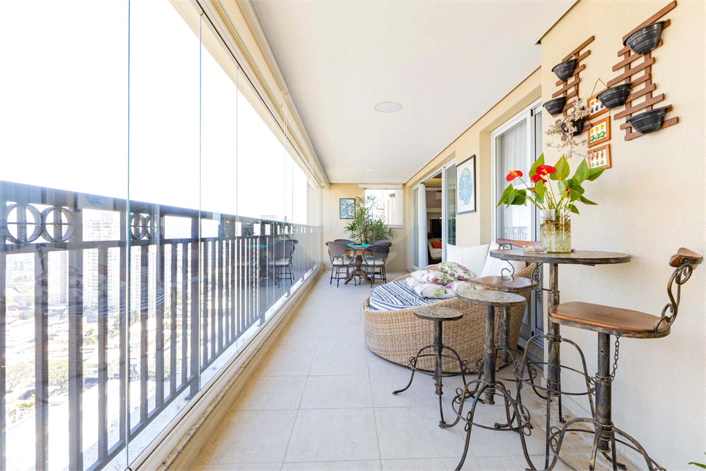 Imóvel de 223m² 3 suítes, sala ampliada com varanda gourmet com lavabo 3 vagas em condomínio clube Vila Romana
