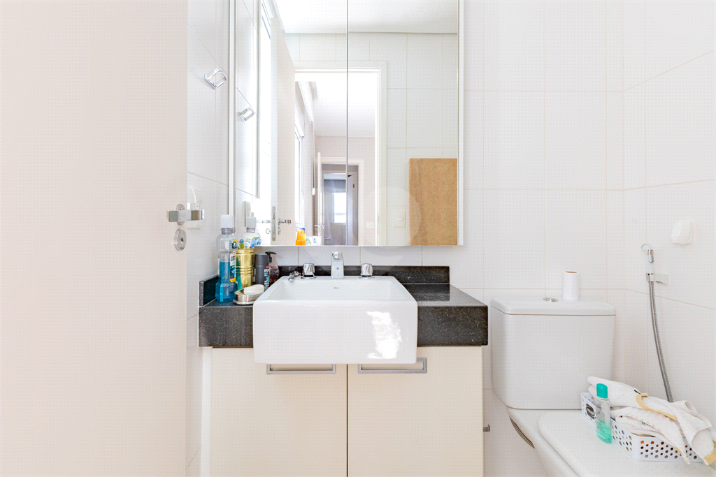Imóvel de 223m² 3 suítes, sala ampliada com varanda gourmet com lavabo 3 vagas em condomínio clube Vila Romana