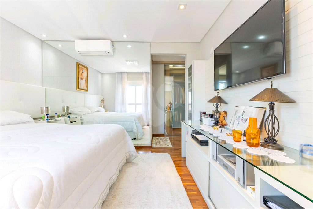 Imóvel de 223m² 3 suítes, sala ampliada com varanda gourmet com lavabo 3 vagas em condomínio clube Vila Romana